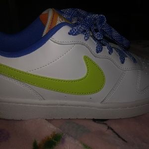 Nike court borough low 2 “white/atomic green/medium blue” grade school boys’shoe